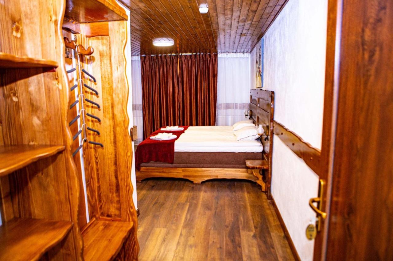 Vila Swe Sar Hotel Curtea De Arges Exterior photo
