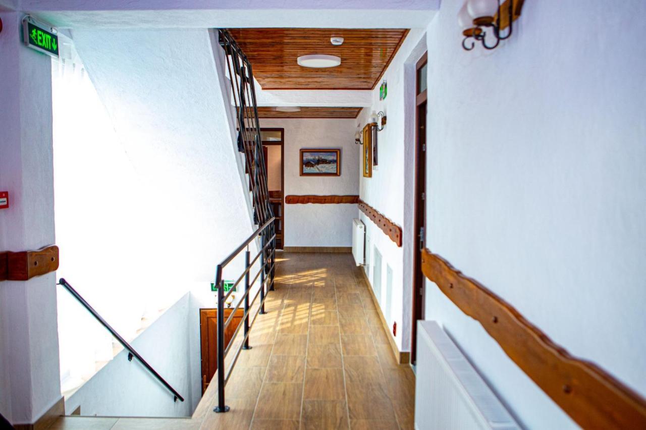 Vila Swe Sar Hotel Curtea De Arges Exterior photo
