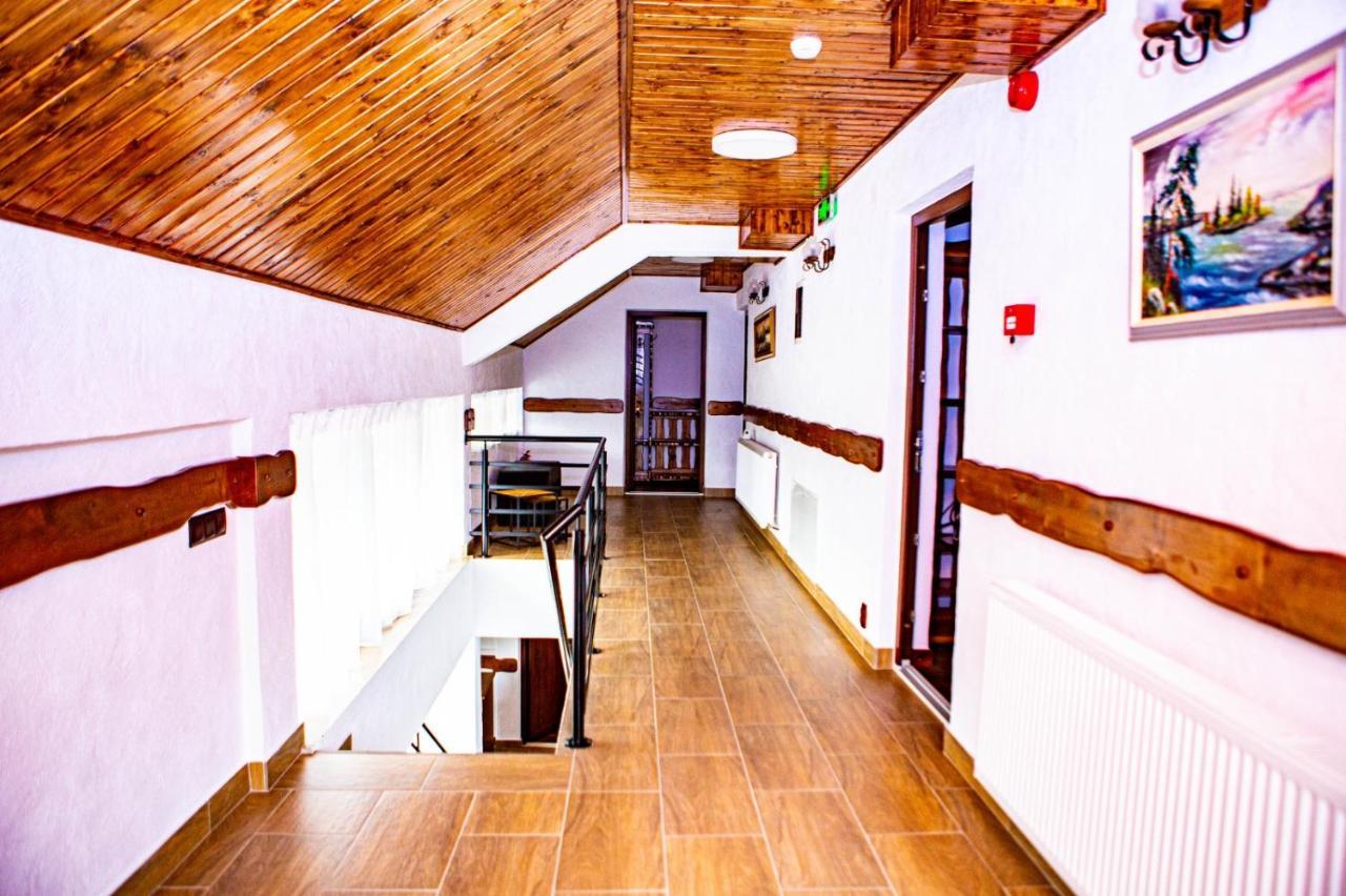 Vila Swe Sar Hotel Curtea De Arges Exterior photo